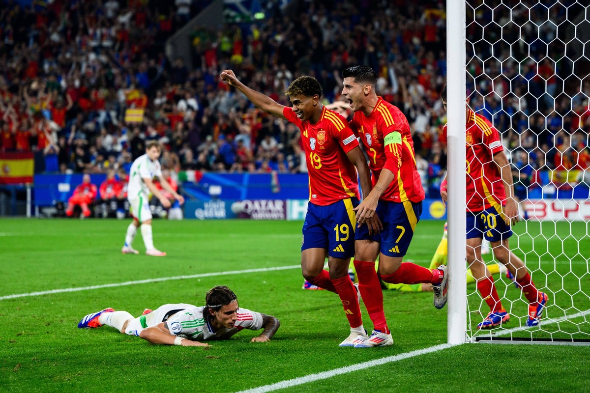 240620 Lamin Yamal and Alvaro Morata of Spain celebrate while Riccardo Calafiori of Italy looks dejected after 1-0 during the UEFA EURO, EM, Europameisterschaft,Fussball 2024 Football Championship mat ...