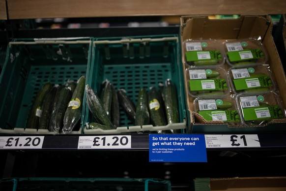 22.02.2023, Gro�britannien, London: In einem Tesco-Supermarkt h�ngt ein Schild an den Regalen, das die Kunden an die geltenden Einkaufsbeschr�nkungen erinnert. Superm�rkte in ganz Gro�britannien haben ...