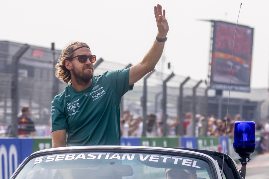 ARCHIV - 04.09.2022, Niederlande, Zandvoort: Motorsport: Formel-1-Weltmeisterschaft, Grand Prix von Niederlande, Rennen: Sebastian Vettel aus Deutschland vom Team Aston Martin nimmt an der Fahrerparad ...