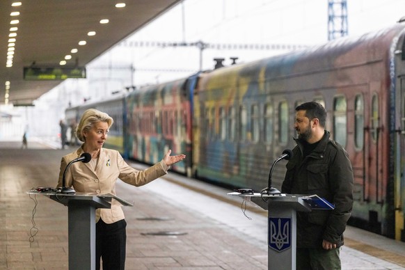 04.11.2023, Ukraine, Kiew: Ursula von der Leyen (l), Präsidentin der Europäischen Kommission, spricht neben Wolodymyr Selenskyj, Präsident der Ukraine, nach ihren Ankunft am Bahnhof. Von der Leyen ist ...