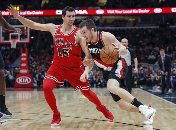 Portland Trail Blazers guard Pat Connaughton (R) drives to the basket against Chicago Bulls forward Paul Zipser (L) during the first half of an NBA Basketball Herren USA basketball game at the United  ...