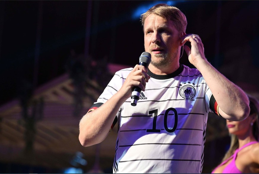 Oliver Pocher produzierte anlässlich der WM einen eigenen Song über das Gastgeberland.