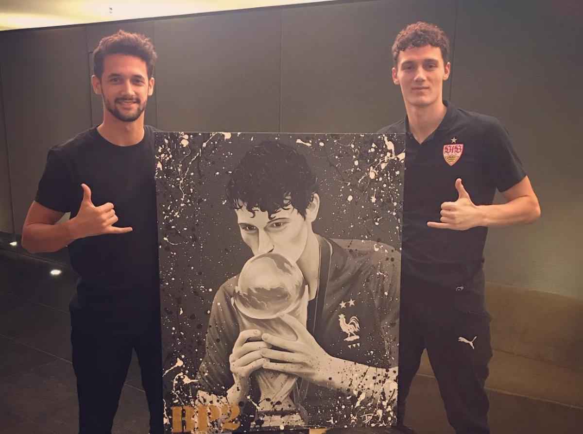 Dominik Reinert (links) mit Benjamin Pavard, der mittlerweile beim FC Bayern spielt.