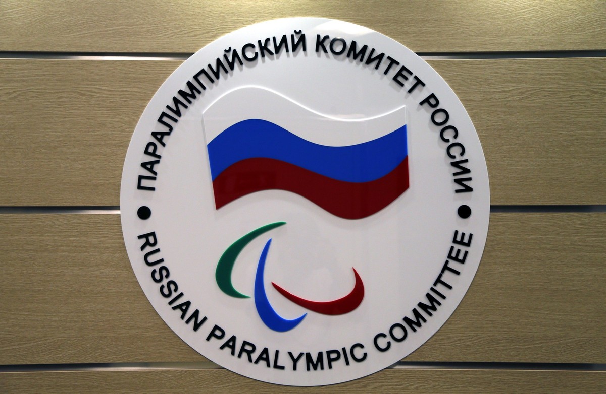 ARCHIV - 07.08.2016, Russland, Moskau: Das Logo des russischen Paralympischen Komitees hängt an einer Wand im Büro des Verbands in Moskau. Das IPC hat den Teilausschluss der Russen aufgehoben. (zu dpa ...