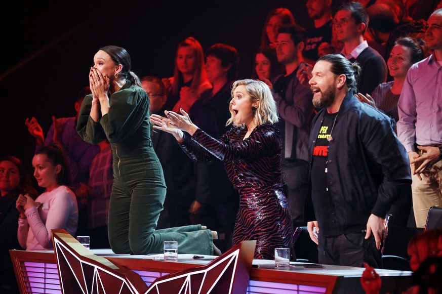 Carolin Kebekus, Ruth Moschner und Rea Garvey in der 1. Live Show der 2. Staffel The Masked Singer 2020 in den MMC Studios Köln-Ossendorf. Köln, 10.03.2020 *** Carolin Kebekus, Ruth Moschner and Rea G ...