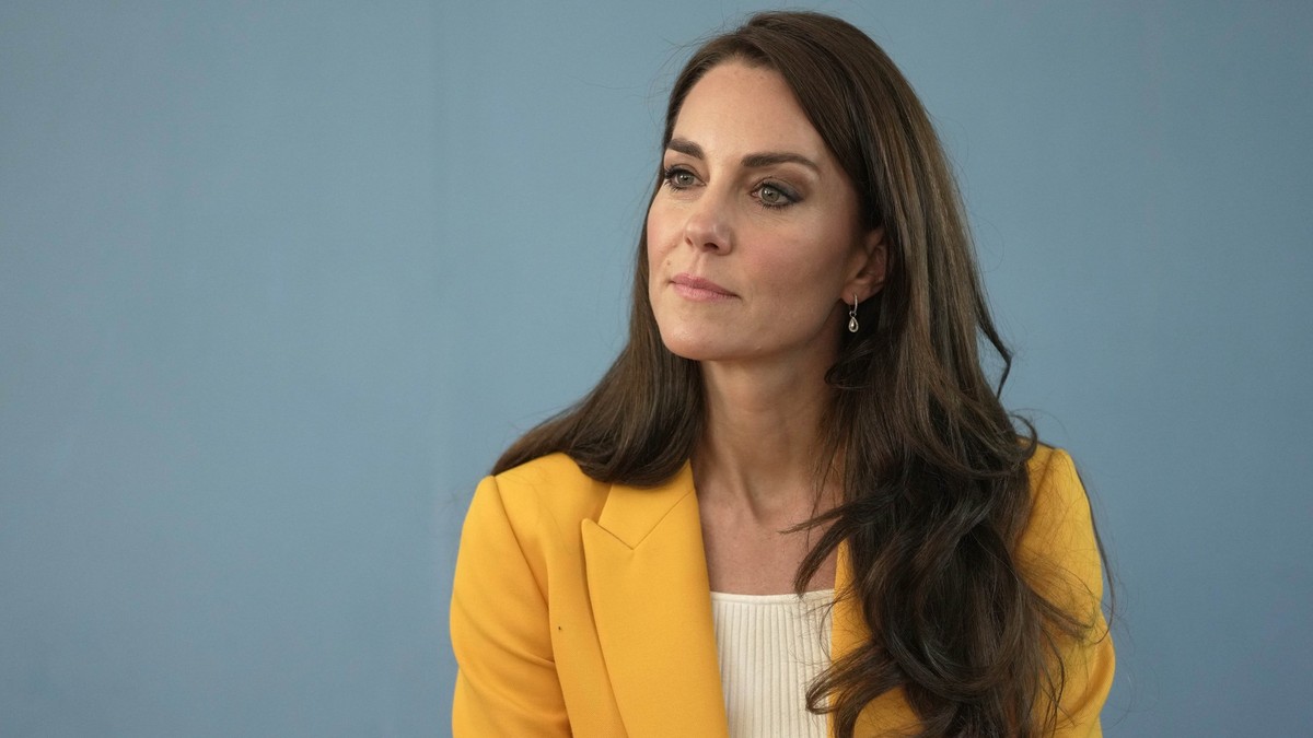 16.05.2023, Großbritannien, Bath: Kate, Prinzessin von Wales, hört zu, als sie den Dame Kelly Holmes Trust besucht und einige der jungen Menschen trifft, die von der Wohltätigkeitsorganisation unterst ...