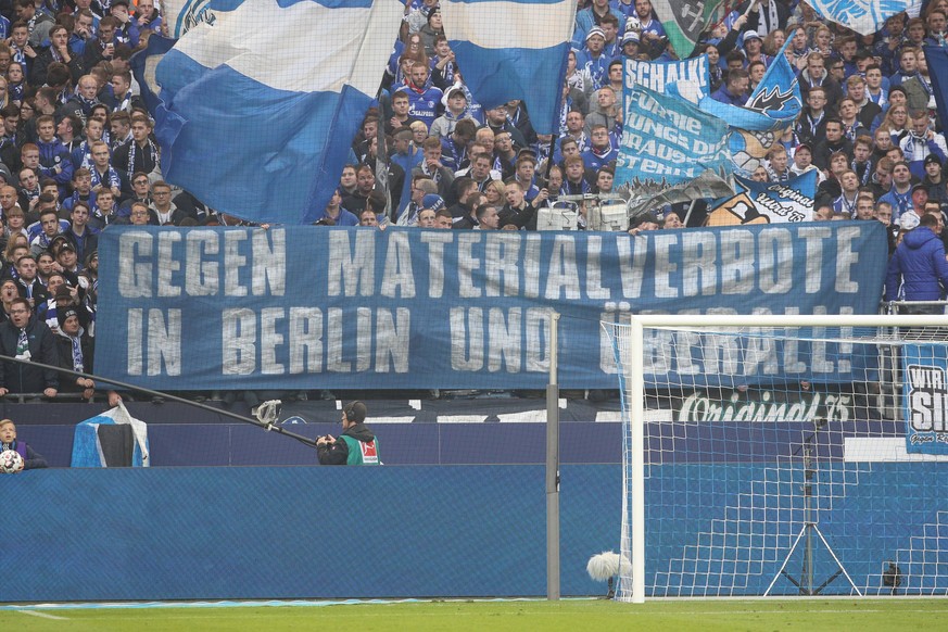 Solidarität in der Schalker Kurve.