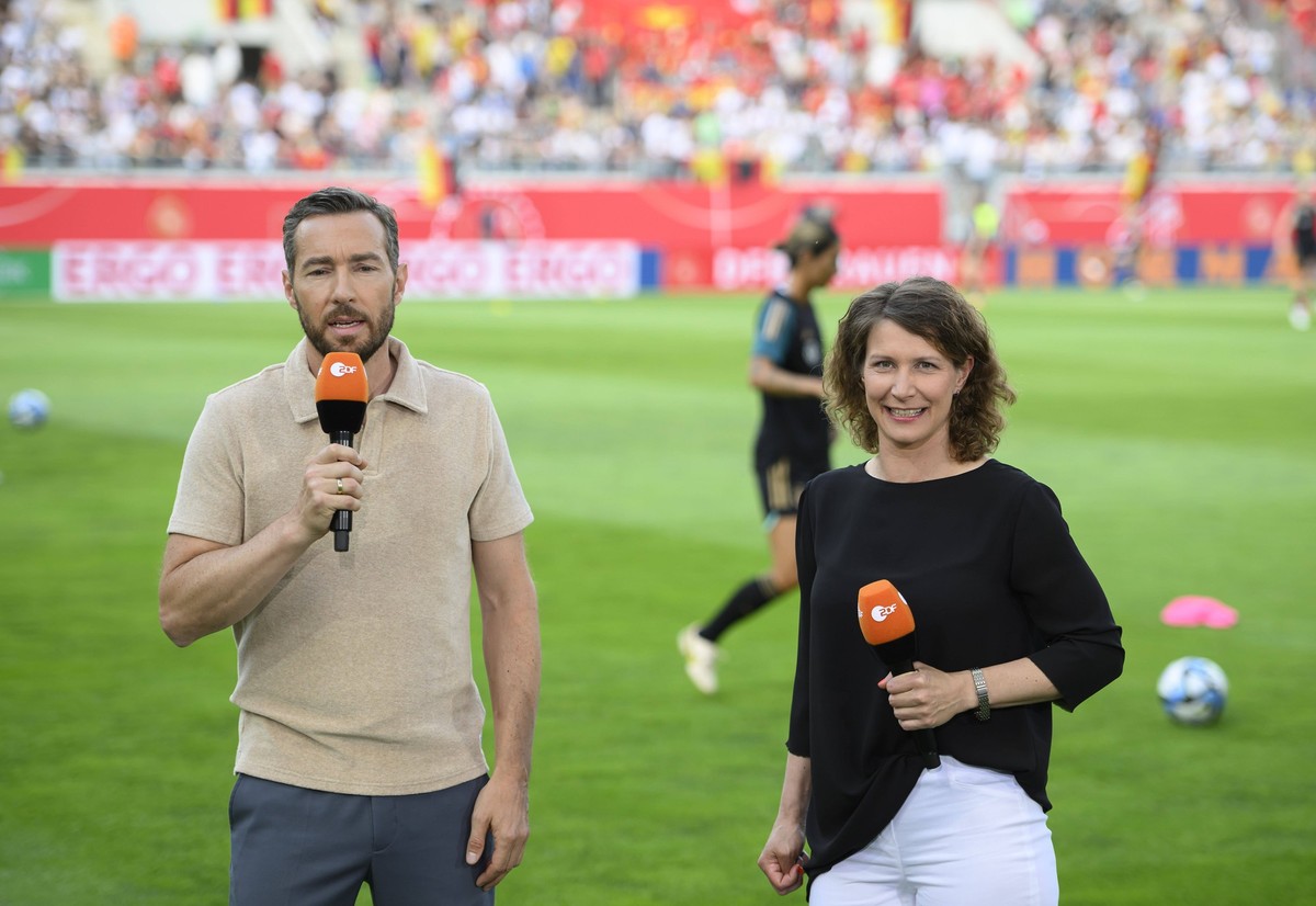 Sven VOSS, GER, Moderator, mit Kathrin LEHMANN Fussball Expertin, Fernsehen, TV, Medien, ZDF, Fussball Laenderspiel der Frauen, Freundschaftsspiel, Deutschland GER - Vietnam VIE 2:1, am 24.06.2023 in  ...