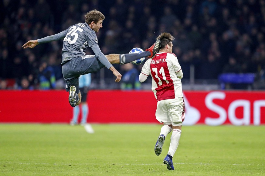 Sport Bilder des Tages AMSTERDAM, Ajax - Bayern Munchen, football, Champions League Season 2018/2019, 12-12-2018, Johan Cruijff Arena . Bayern Munchen player Thomas Muller (L) with an karate kick to A ...