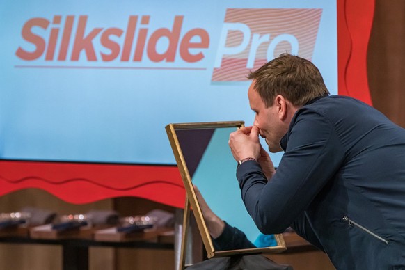 Alexander Weese präsentiert den Nasenhaar-Rasierer Silkslide Pro. Er erhofft sich ein Investment von 250.000 Euro für 20 Prozent der Anteile an seinem Unternehmen.

Die Verwendung des sendungsbezogene ...