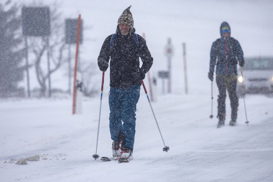 Schneeorkan im Erzgebirge. Tief Diethelm fegte in den Samstagnachtstunden und am Samstagvormittag über das Erzgebirge hinweg und brachte volle Orkanstärke. Auf dem Fichtelberg wurden Böen bis 133 km/h ...