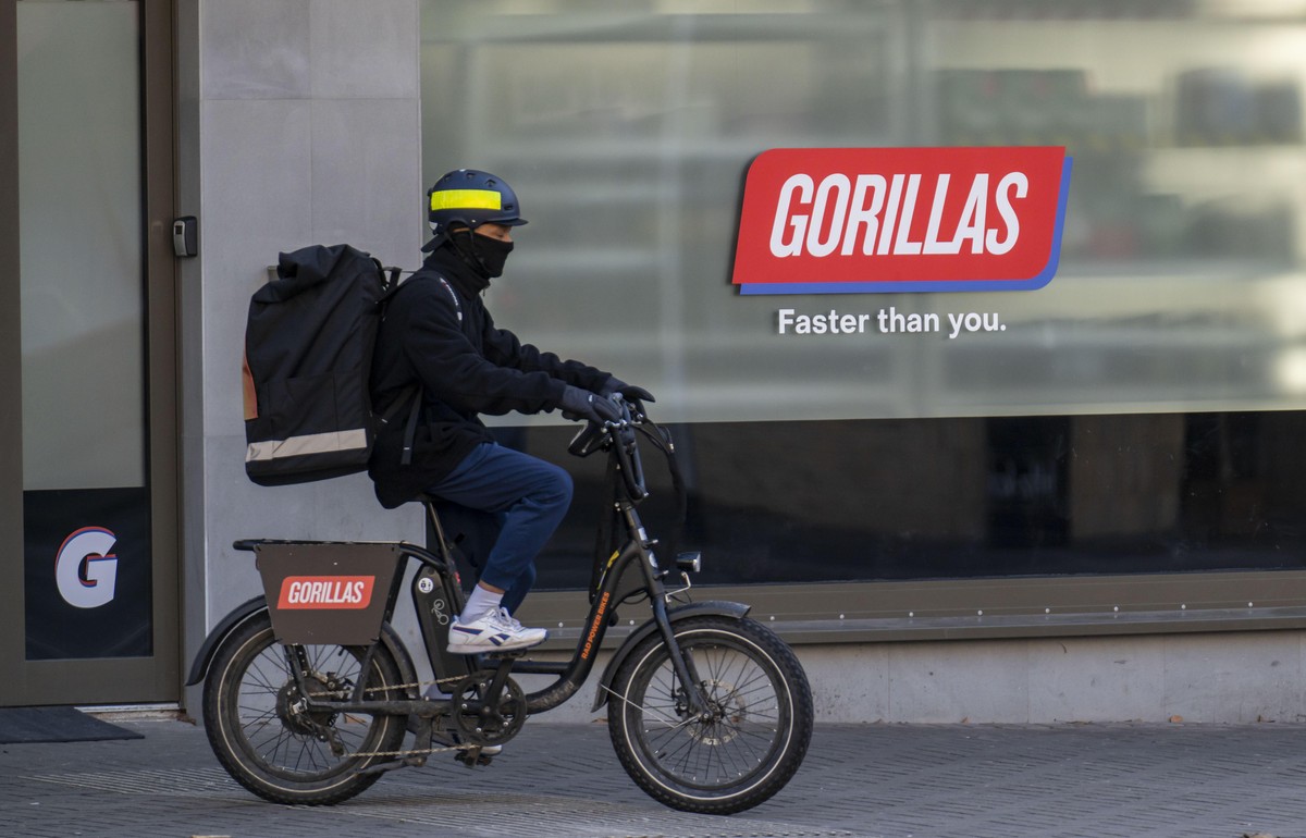 Fahrradkurier des Schnelllieferdienst Gorillas, liefert Lebensmittel, in zur Zeit über 20 deutschen Städten aus, innerhalb von 10 Minuten, Bestellungen über eine App, Bochum, NRW, Deutschland,