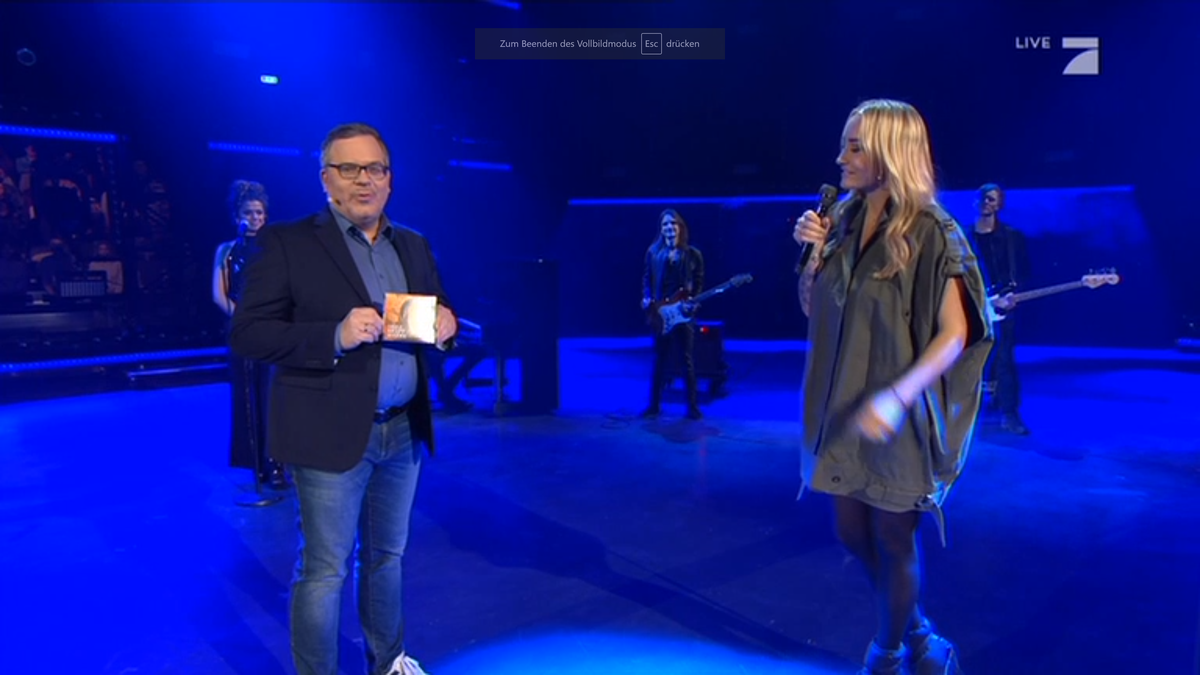 Moderator Elton, Sarah Connor und ihr seltsames Kleid.