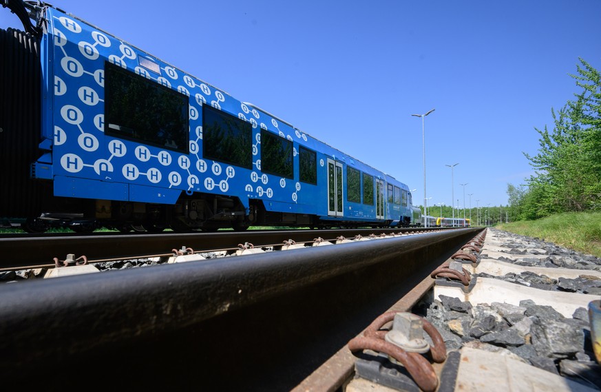 11.05.2022, Niedersachsen, Salzgitter: Ein Wasserstoffzug Coradia iLint des Zugherstellers Alstom steht auf dem Werksgel