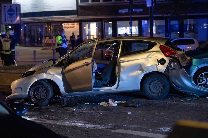 Ein beschädigter PKW steht an der Kreuzung Kurfürstendamm Cicerostraße. Bei dem Unfall war der Wagen von der Seite getroffen worden und landete auf dem Dach. Es gab zwei Schwerverletzte und zwei leichter Verletzte Personen.