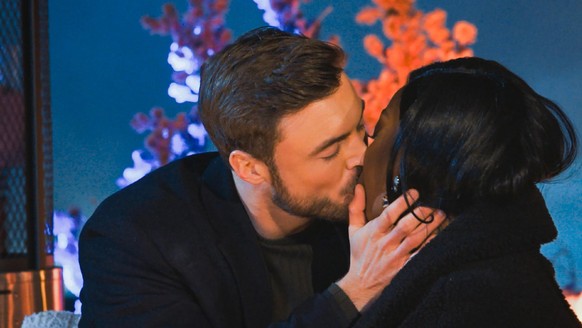 Linda bekam in der Nacht der Rosen den ersten Kuss vom Bachelor.