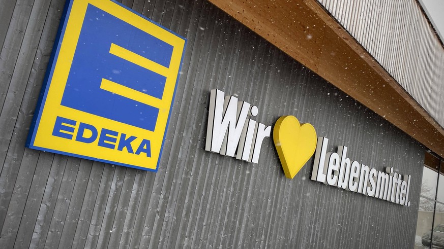 EDEKA Firmenlogo mit dem Slogan WIR LEBEN LEBENSMITTEL an einer Filiale,Markt in Weyarn /Bayern. Die Edeka-Gruppe Eigenschreibweise: EDEKA urspruenglich Abkuerzung fuer Einkaufsgenossenschaft der Kolo ...