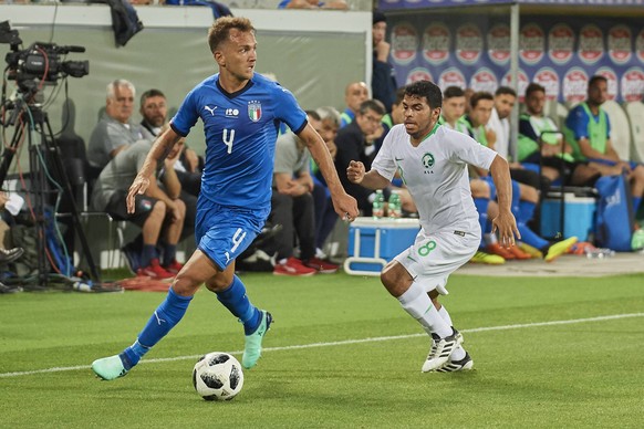 Al-Shehri in der WM-Vorbereitung im Duell mit dem 1,83-Meter großen Italienier Domenico Criscito (Anm.d.Red.: Italien ist nicht bei der WM dabei. LOL)