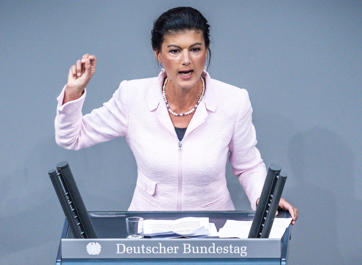 ARCHIV - 08.09.2022, Berlin: Sahra Wagenknecht (Die Linke), spricht in der Debatte zum Etat Wirtschaft und Klimaschutz. (zu dpa &quot;Abgeordnete der Linken schießen mit Antrag gegen Wagenknecht&quot; ...