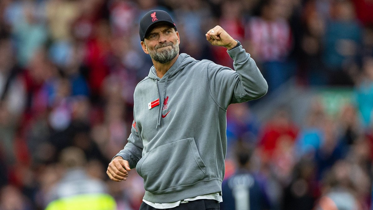 Football - FA Premier League - Liverpool FC v Brentford FC LIVERPOOL, ENGLAND - Saturday, May 6, 2023: Liverpool s manager Jürgen Klopp celebrates in front of the Spion Kop after the FA Premier League ...