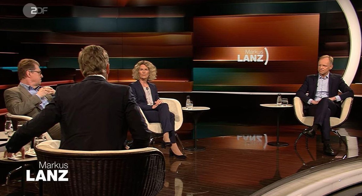 Hier sind die Gäste der jüngsten Talkshowfolge zu sehen.
