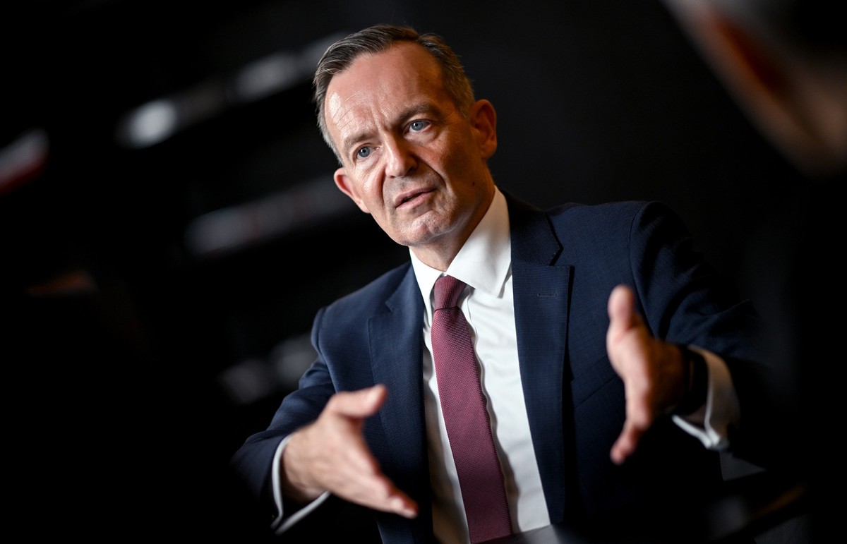 PRODUKTION - 25.07.2023, Berlin: Volker Wissing (FDP), Bundesminister f�r Digitales und Verkehr, spricht in seinem B�ro bei einem dpa-Interview. Wissing will m�gliche Schadersatzforderungen gegen sein ...