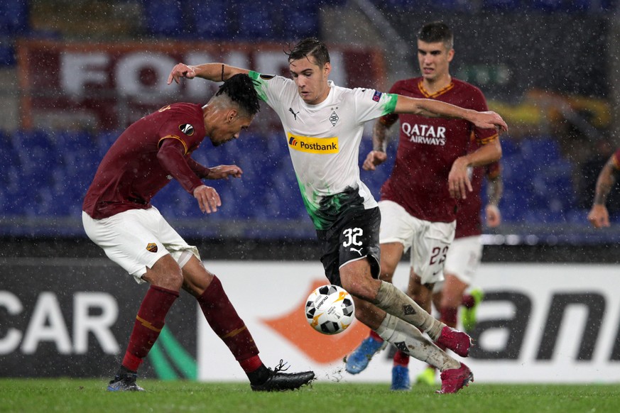 Florian Neuhaus (m.) beim Spiel gegen den AS Rom am Donnerstagabend.