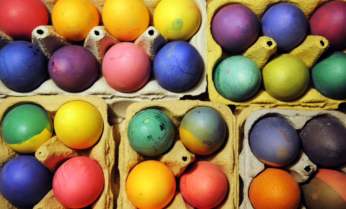ARCHIV - 30.03.2013, Schleswig-Holstein, Travemünde: Bunt gefärbte Ostereier liegen in Eierkartons in einer Küche. Seit fast 200 Jahren sollen sich die Leutkircher schon im Eierkampf duellieren. Am Os ...