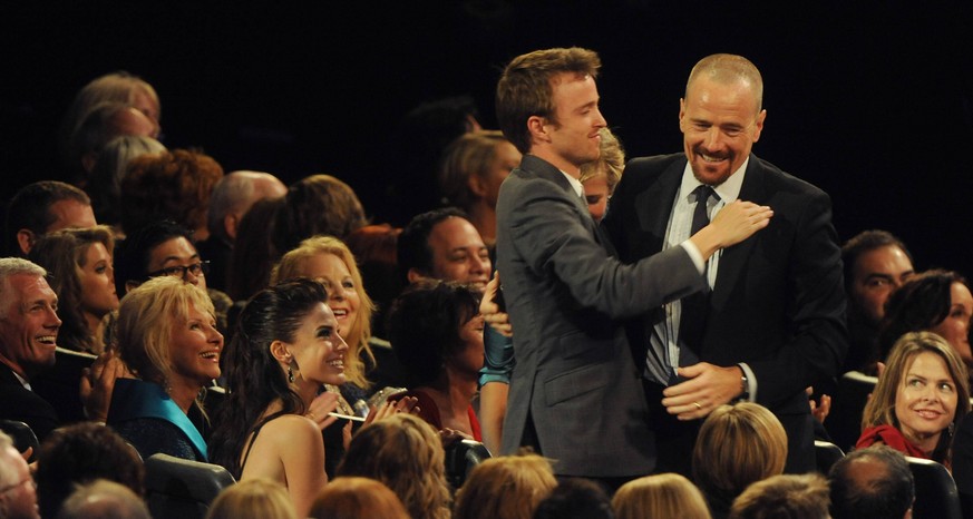 Bildnummer: 53396443 Datum: 20.09.2009 Copyright: imago/UPI Photo
Bryan Cranston (R) is congratulated after he was named best actor in a drama series for Breaking Bad at the 61st annual Primetime Emm ...