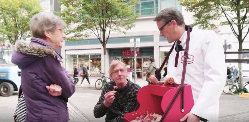 "Heute-Show"-Reporter Kabelka (r.) verteilt Wurst.