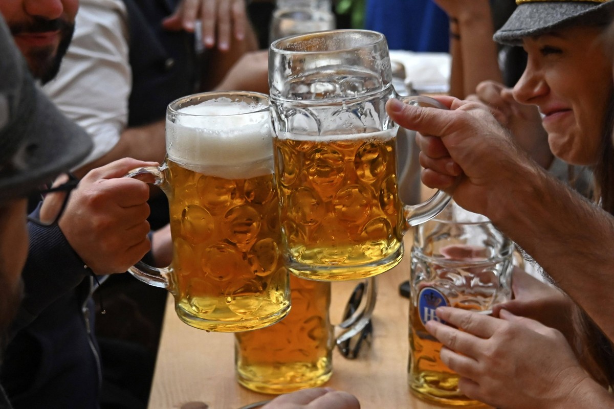 Hofbräu Bier beim 188. Oktoberfest 2023 auf der Theresienwiese. München, 24.09.2023 *** Hofbräu beer at the 188 Oktoberfest 2023 at the Theresienwiese Munich, 24 09 2023 Foto:xB.xSaarx/xFuturexImagex  ...