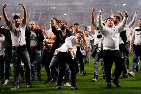 Nach dem Schlusspfif verhöhnen einige Frankfurter Anhänger während des Platzsturms die West-Ham-Fans. 