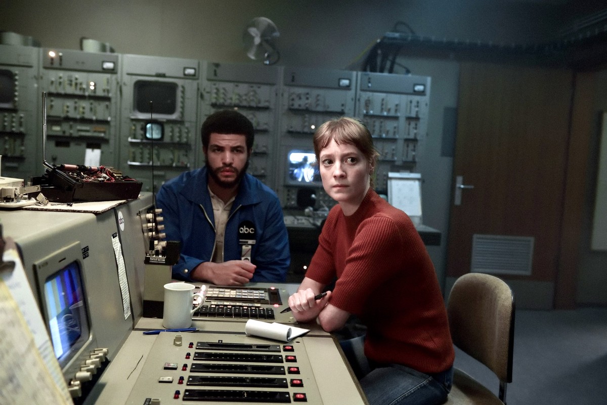 HANDOUT - 01.01.2025, ---: Leonie Benesch (r) als Marianne Gebhardt und Marcus Rutherford als Carter in einer Szene des Films &quot;September 5 - The Day Terror Went Live&quot; (undatierte Filmszene). ...