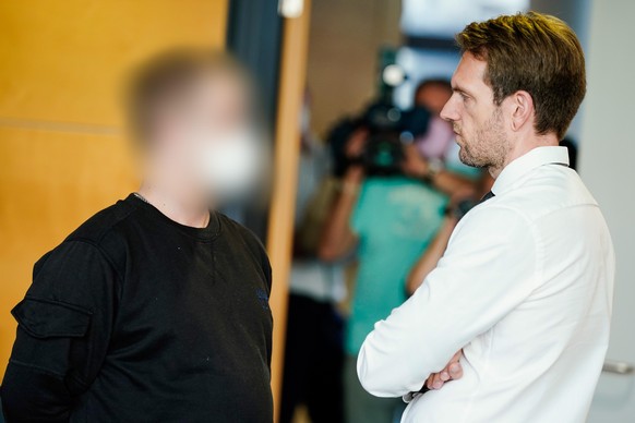 Der 33-jährige Angeklagte spricht im Verhandlungssaal des Landgerichts Kaiserslautern mit seinem Anwalt Thomas Will. Dort beginnt heute (21.06.2022) der Prozess wegen der Polizistenmorde im Januar in ...