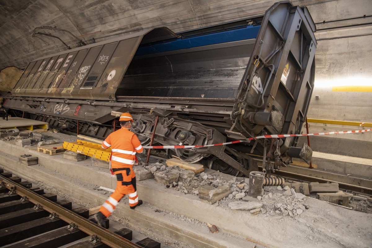 ARCHIV - 06.09.2023, Schweiz, Faido: Verungl�ckte G�terwagen stehen am Unfallort im Gotthard Basistunnel anl�sslich einer Medienf�hrung an der Unfallstelle. (zu dpa: �Z�ge fahren wieder nach Plan durc ...