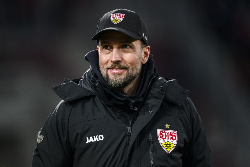 ARCHIV - 12.01.2025, Bayern, Augsburg: Fußball: Bundesliga, FC Augsburg - VfB Stuttgart, 16. Spieltag, WWK-Arena. Stuttgarts Trainer Sebastian Hoeneß steht vor dem Spiel im Stadion. (zu dpa: «Aufgabe  ...