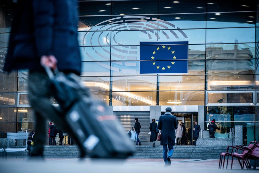 ARCHIV - 29.01.2020, Belgien, Brüssel: Passanten gehen vor dem Sitz des Europäischen Parlaments entlang. (zu dpa-Korr «Wanderzirkus EU-Parlament: Frisst die Pendelei zu viel Energie?») Foto: Michael K ...