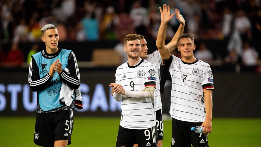 Endstand 6:0 fuer Deutschland. Das Team laesst sich von den Fans feiern Timo Werner Deutschland 09, Nico Schlotterbeck Deutschland 05, Florian Wirtz Deutschland 07 GER, WM Qualifikation Deutschland vs ...