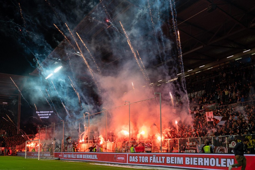 FC St. Pauli vs. Hamburger SV, Fussball, 2. Bundesliga, 16.09.19 Pyro bei den St. Pauli Fans zu Beginn der zweiten Halbzeit. FC St. Pauli vs. Hamburger SV, Fussball, 2. Bundesliga, 16.09.19 *** FC St  ...