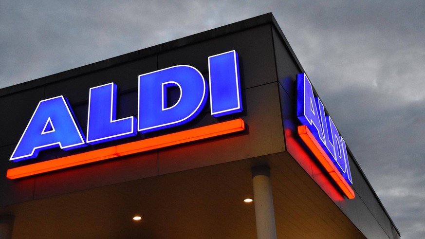 ALDI Nord Filiale am 21.10.2022 in Osnabrück Aldi Eigenschreibweise ALDI, steht für Albrecht Diskont bezeichnet die beiden Discount-Einzelhandelsketten Aldi Nord und Aldi Süd. Es handelt sich um zwei  ...
