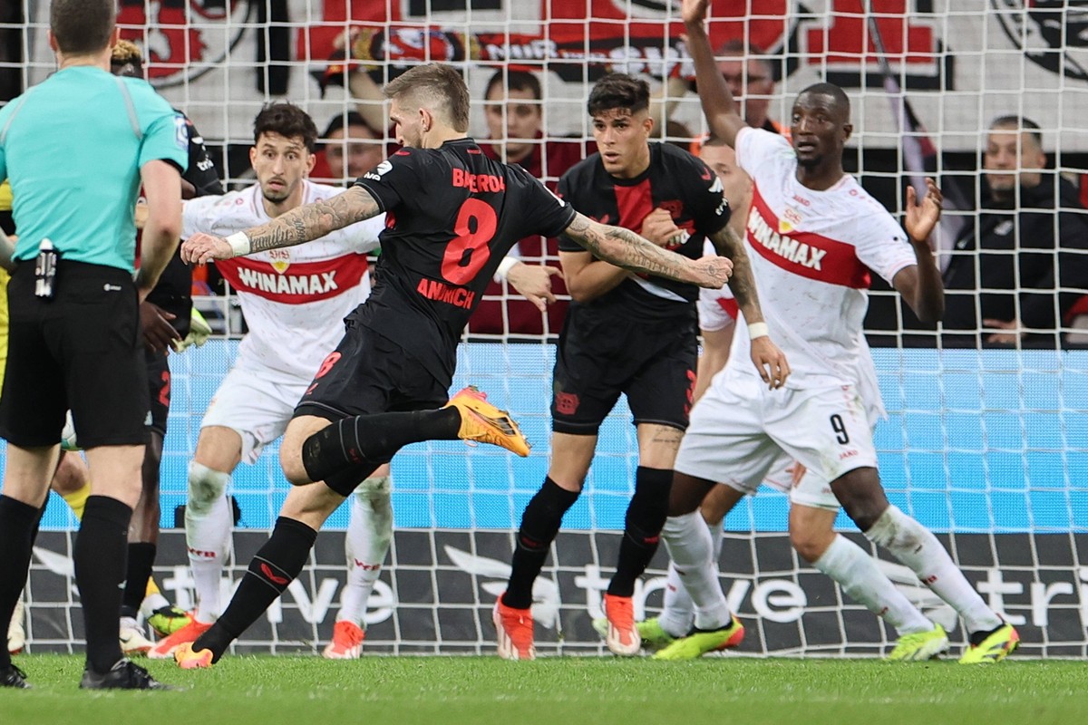 GER, 1.FBL. Bayer 04 Leverkusen vs. VfB Stuttgart / 27.04.2024, BayArena, Leverkusen, GER, 1.FBL. Bayer 04 Leverkusen vs. VfB Stuttgart, im Bild 2.2 fuer Leverkusen Robert Andrich Leverkusen 8, *** GE ...