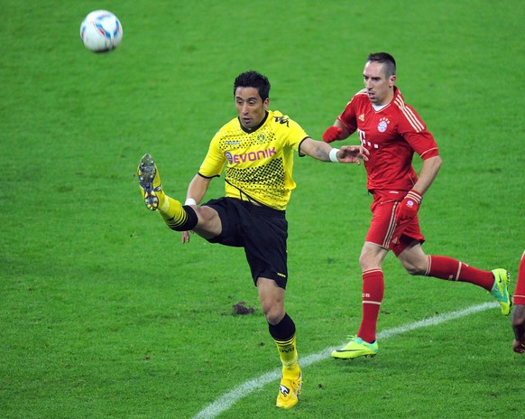 Lucas Barrios (l.) 2011 im Duell mit dem damaligen Bayern-Spieler Franck Ribéry