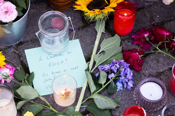 Gottenheim: Blumen, Kerzen und Botschaften wurden in Anteilnahme vor dem Rathaus abgelegt.