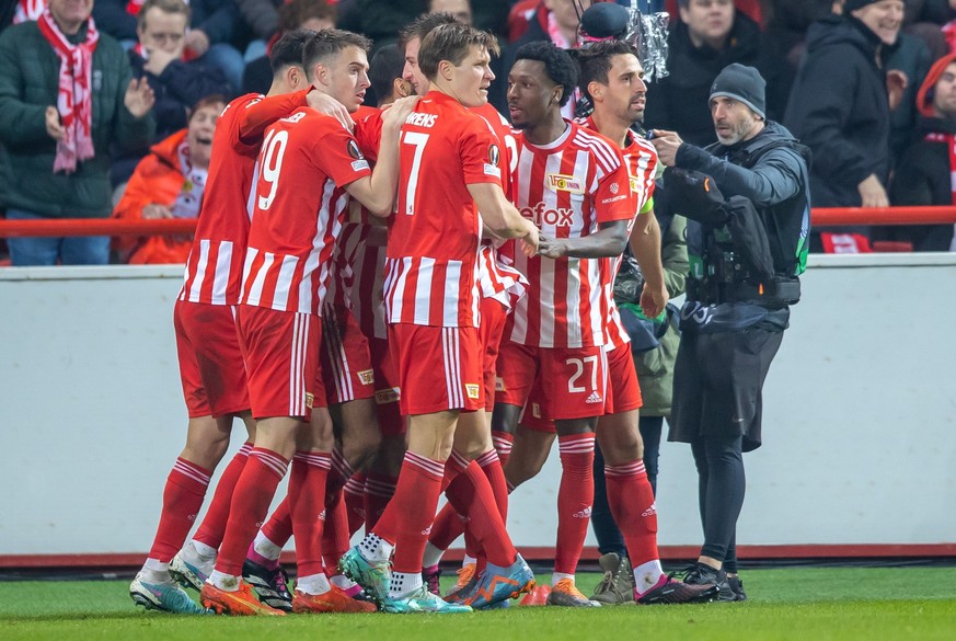 23.02.2023, Berlin: Fußball: Europa League, 1. FC Union Berlin - Ajax Amsterdam, K.o.-Runde, Zwischenrunde, Rückspiele, An der Alten Försterei. Spieler von Union Berlin jubeln nach 3:1 Treffer durch D ...