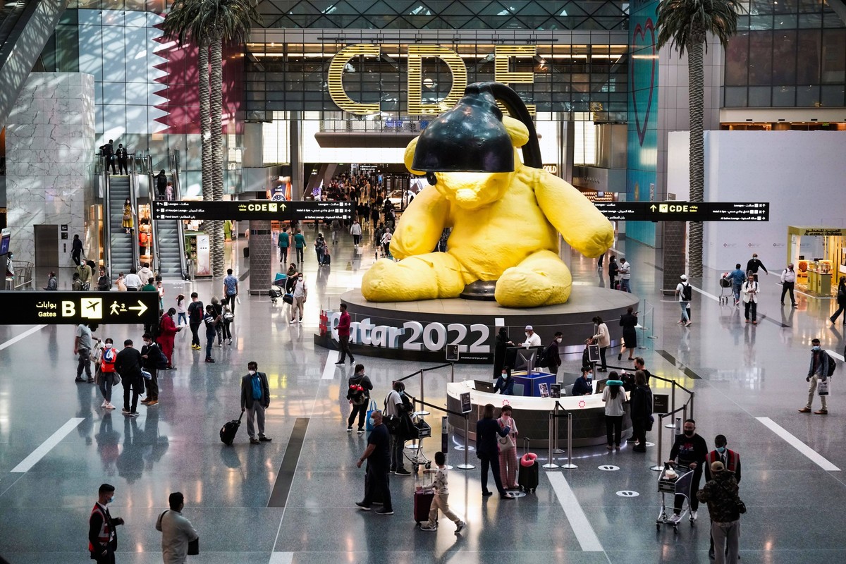 Doha, Quatar, 06.04.2022: Innenansicht des Terminals im Hamad-International-Airport in Doha, Katar. *** Doha, Qatar, 06 04 2022 Interior view of the terminal at Hamad International Airport in Doha, Qa ...