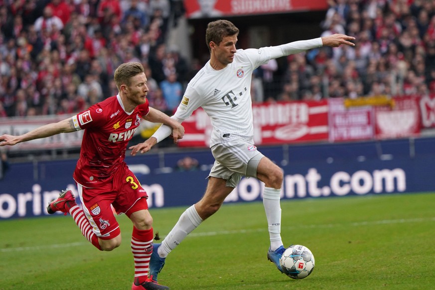 Thomas Müller (r.) läuft Kölns Florian Kainz davon.