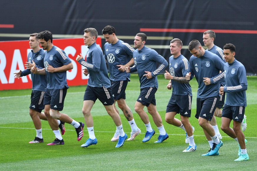 Trainingslager deutsche Fußball-Nationalmannschaft am 05.06.2021 in Seefeld V.l.n.r.: Florian Neuhaus ( Deutschland ), Mats Hummels ( Deutschland ), Matthias Ginter ( Deutschland ), Robin Koch ( Deuts ...