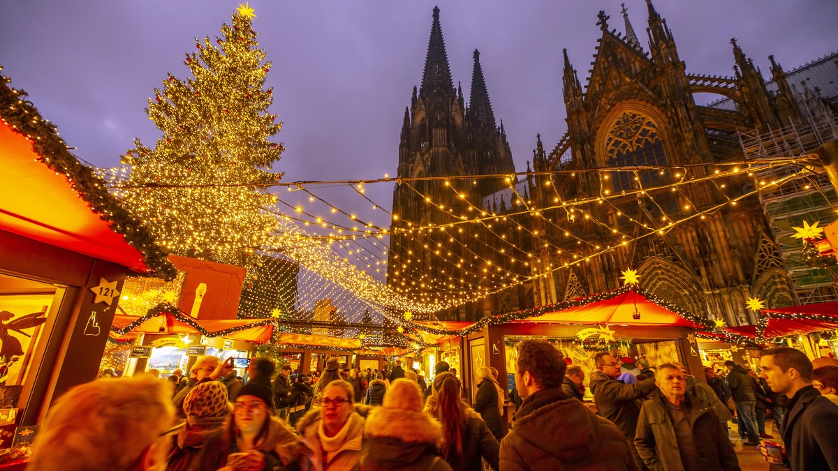 Köln, Weihnachtsmarkt auf dem Roncallli Platz, direkt am Kölner Dom, *** Cologne, Christmas market on Roncallli Platz, directly at Cologne Cathedral,
