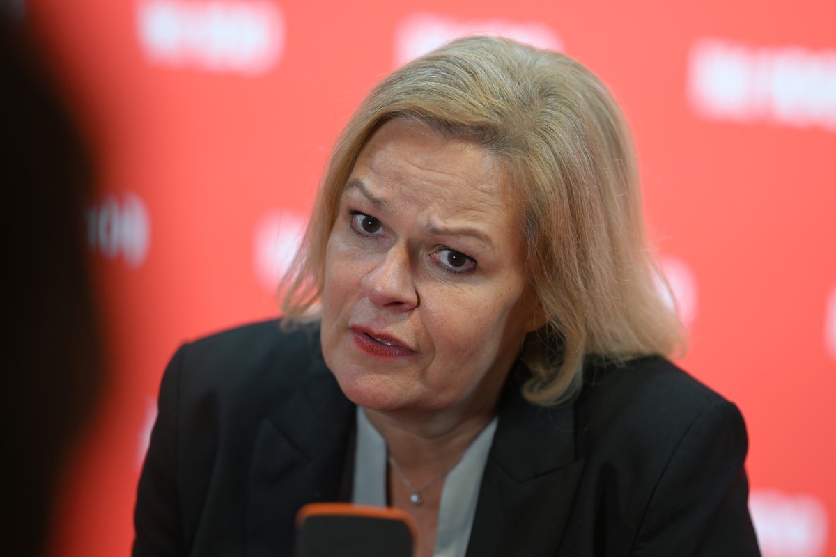 12.09.2024, Berlin: Nancy Faeser (SPD), Bundesministerin für Inneres und Heimat, kommt zu der Veranstaltung BILD100 über den Roten Teppich im Axel-Springer-Neubau. Foto: Jens Kalaene/dpa +++ dpa-Bildf ...