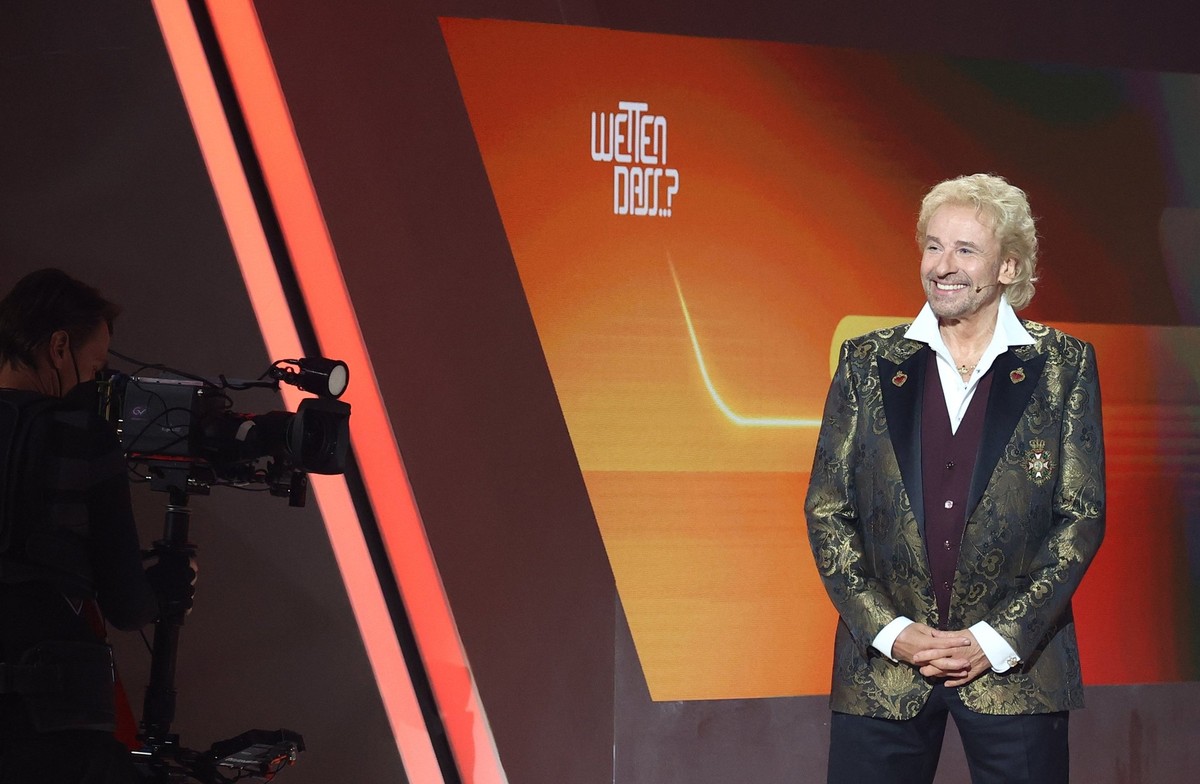 ARCHIV - 06.11.2021, Bayern, N�rnberg: Moderator Thomas Gottschalk kommt zu Beginn der Jubil�umsshow &quot;Wetten, dass..?&quot; auf die B�hne. (zu dpa Thomas Gottschalk kokettiert mit noch mehr �Wett ...